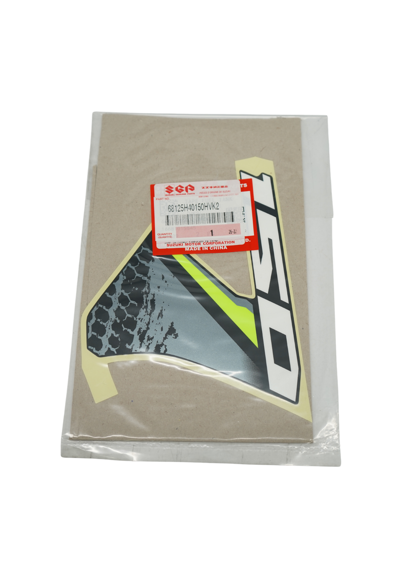 Cargue la imagen en el visor de la galería, Calcomanía Inferior Tapa Tanque "150" Derecha Para Suzuki DR 150 2027 ABS Gris Carburada
