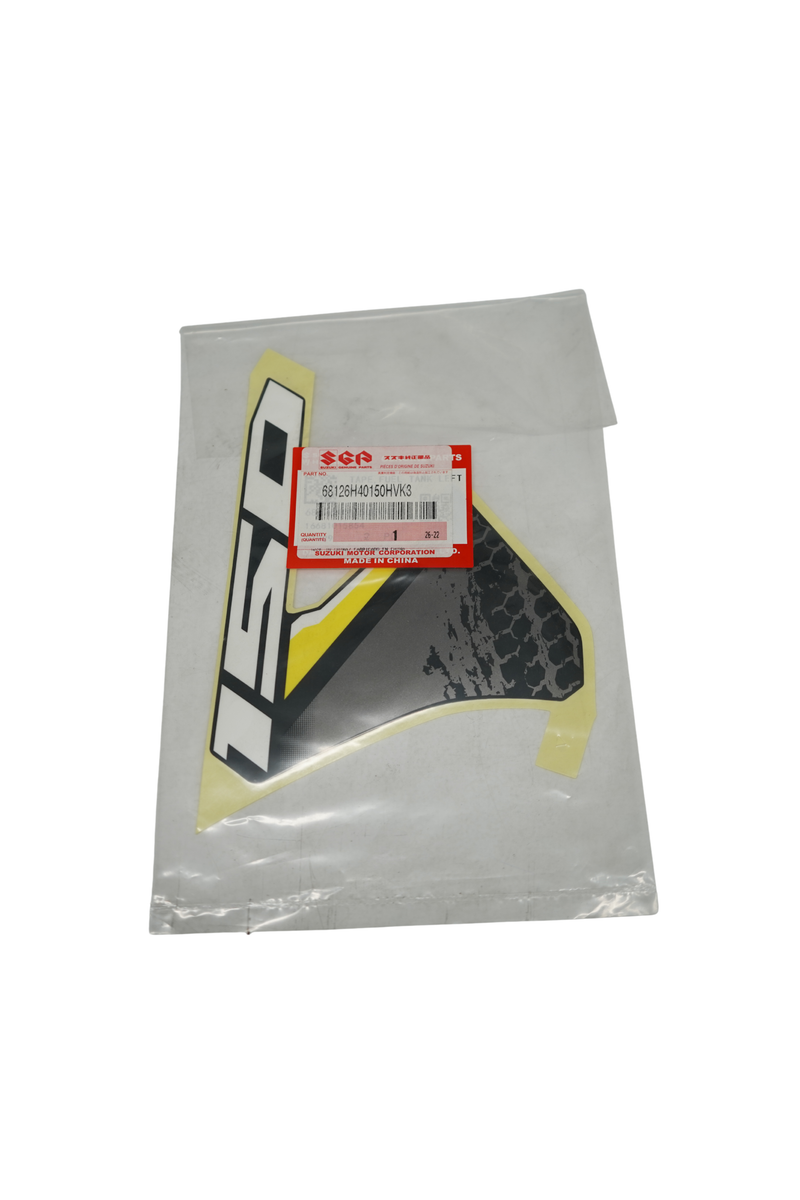 Cargue la imagen en el visor de la galería, Calcomanía Inferior Tapa Tanque "150" Izquierda Para Suzuki DR 150 2027 ABS Gris Carburada
