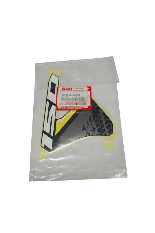 Calcomanía Inferior Tapa Tanque "150" Izquierda Para Suzuki DR 150 2027 ABS Gris Carburada