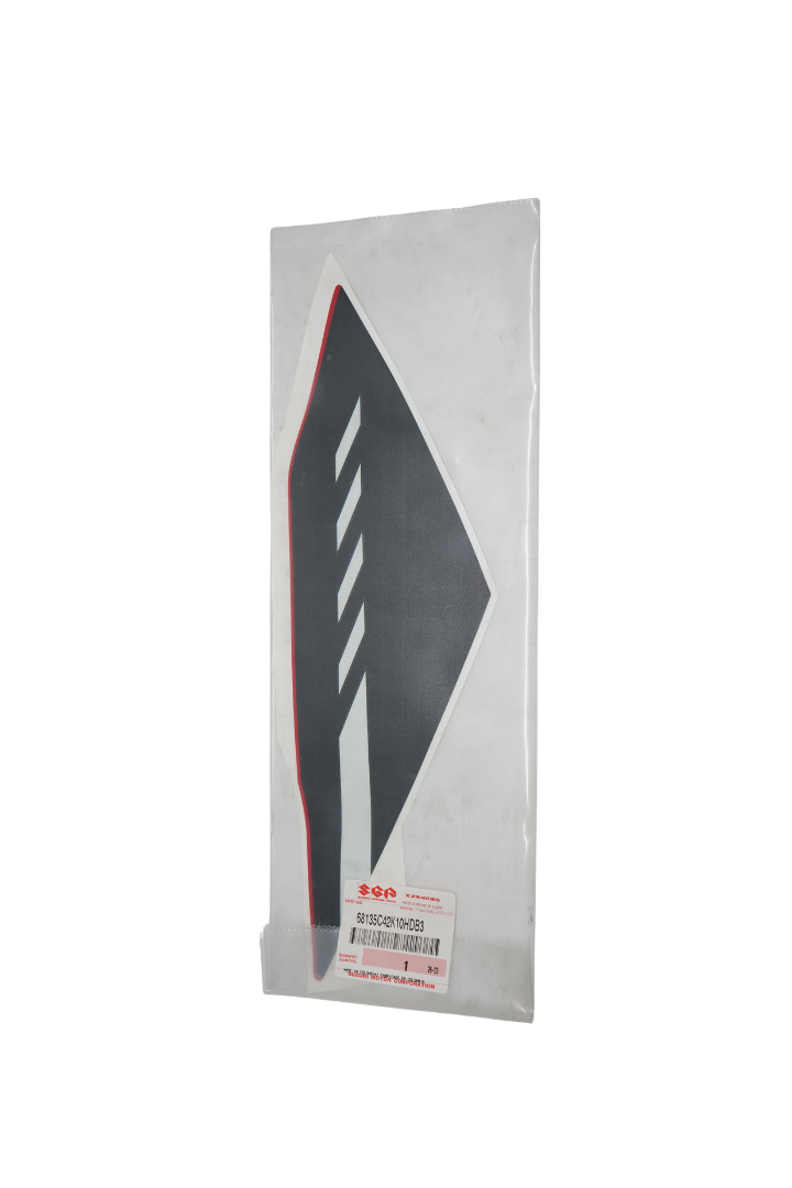Cargue la imagen en el visor de la galería, Calcomanía Tapa Trasera Derecha Para Suzuki GIXXER 150 Color Gris-Rojo 2027 Genuina
