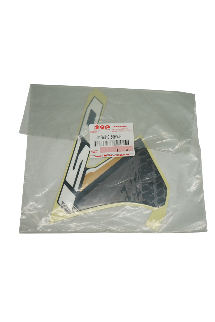 Cargue la imagen en el visor de la galería, Calcomanía Inferior Tapa Tanque "150" Izquierda Para Suzuki DR 150 ABS Carburada 2027 Negra
